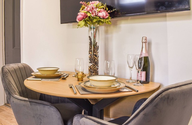 A superbly finished holiday cottage lying within this quaint High Peak village.