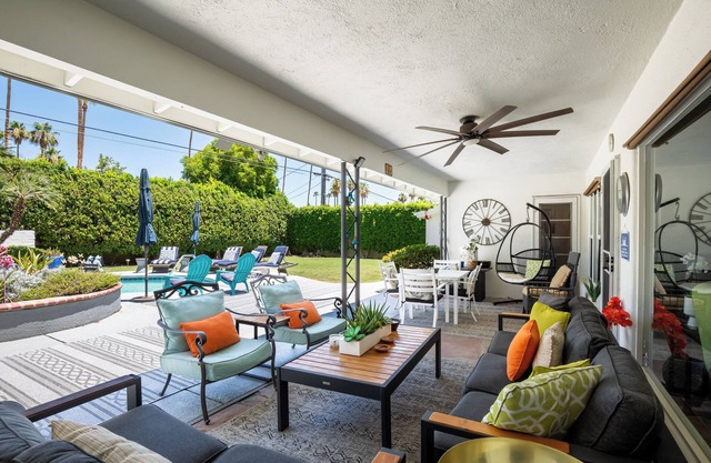 A Sweet Escape to Palm Springs! Chic 2 BDR w/Pool 5 Min to Shopping, Dining