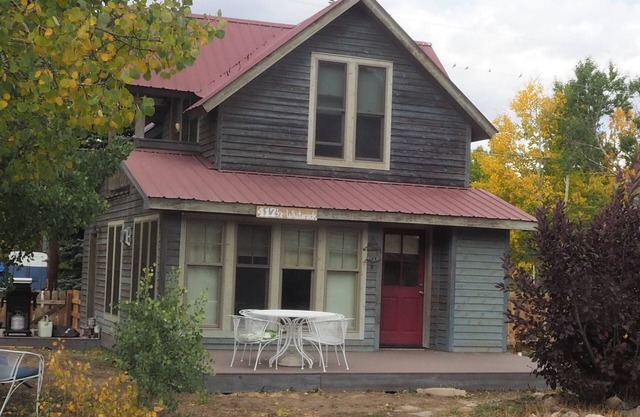 A Sweet, Unpretentious, Lovely Space to Slow Down and Have Fun. Pet Friendly!