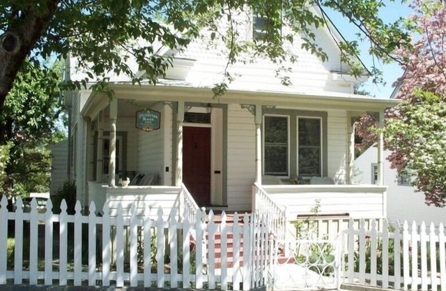 A Victorian Rose, DOWNTOWN, hot tub, man cave,couples, families & groups welcome