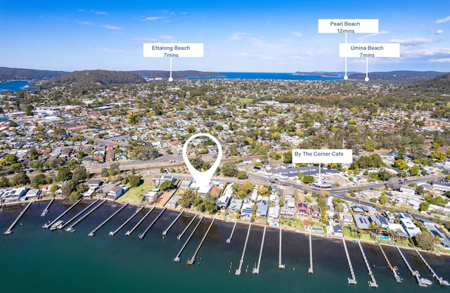 A waterfront retreat with private jetty and games room (Pet friendly!)