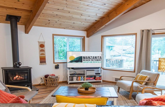 A Wave Away, close to the beach, dog friendly, one level!