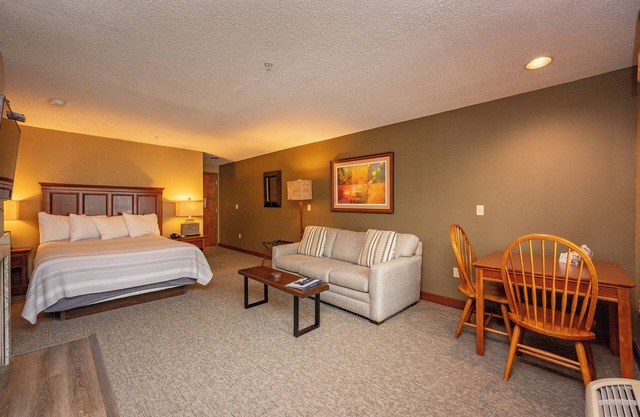 A122 - Luxury Studio Suite with Standard View, Sleeps 4, Free WIFI!