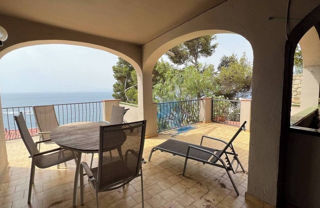A2 flat in Roses with sea views AV-13