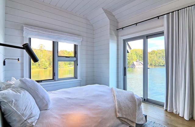 AAA Lake Joe Prime Location Riverdale Rd! South! 8bdrm, 5 bath! Muskoka Beauty!!