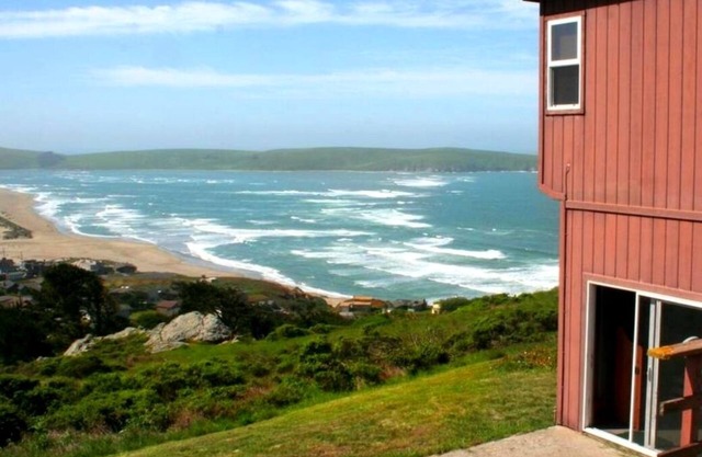 AbaloneAlcove:FUN Beach Home Classic-Vibe -HugeViews/HotTub/WiFi/Pup/Pool Tbl