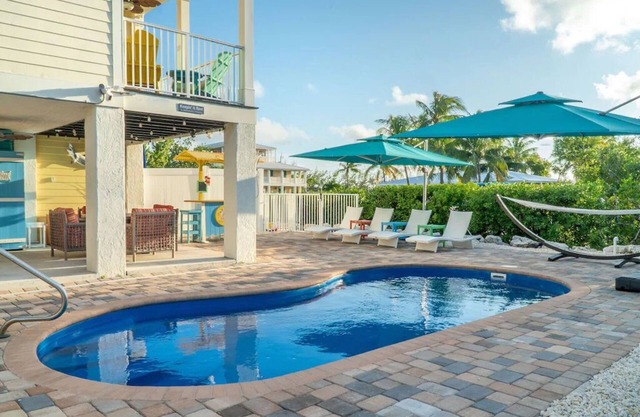 Absolutely Perfect! Reel Vacation Villa w/Pool, Dock, Close to Beach w/Extras!