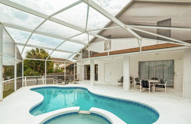 Absolutely private pool dream home near Disney