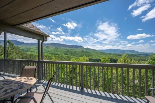 Access to 3 pools & pickleball! View! Shuffleboard! Arcade! Hot Tub!