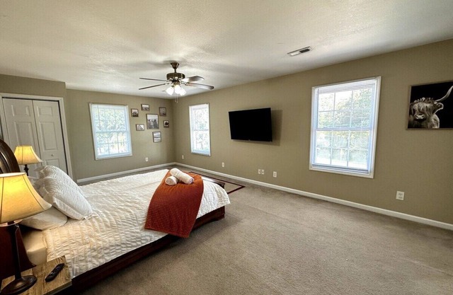 Ace Condo w/ Hot Tub | Only 15 mins to Broadway!