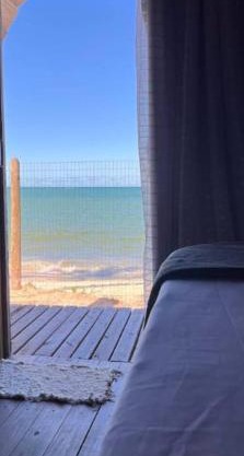 Aconchegante cabana pé na areia de frente ao mar