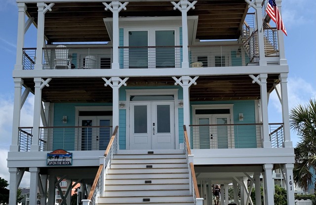 Across The Street From The Beach, Private Beach & Pool Access, Elevator