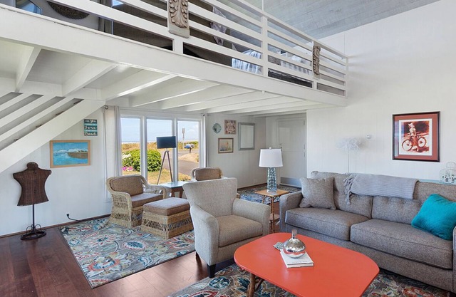 Across the Street from the Beach, Pet Friendly, Large Deck, Close to Town