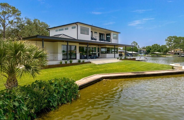 Active & Relaxing Getaway: Pickleball, Basketball, Fire Pit & Room for 18 Guests
