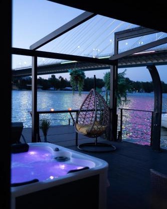 ADA MOMENT Splav- kuca na reci Beograd- Floating House on SAVA RIVER ,Belgrade