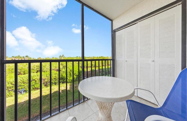 Admiral's Bay 153, 2 Bedrooms, Heated Pool, BBQ, Tennis, Elevator, Sleeps 4