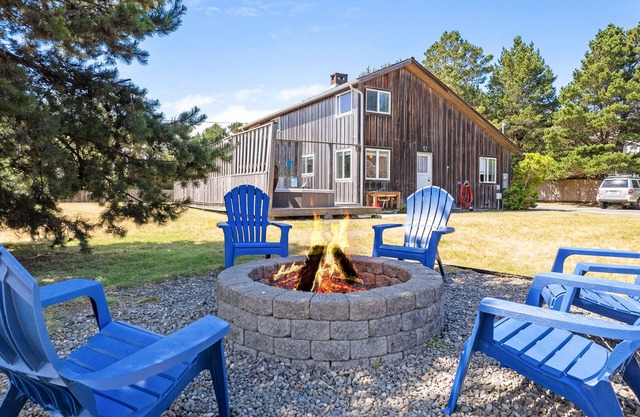 ADO:}HotTub~WalktoBeach&Trails~FirePit~Fenced~Deck~PingPong~Bikes~Games~DogsOK~