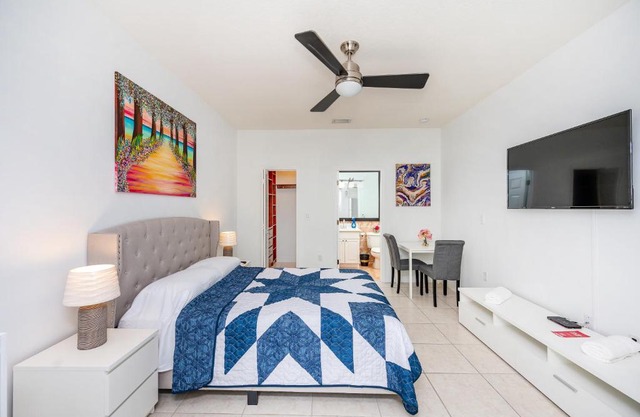 Adorable 1 bedroom studio with private entrance.