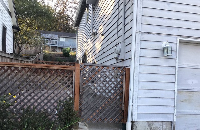 Adorable 2 Bedrooms @ the Center of Columbia City