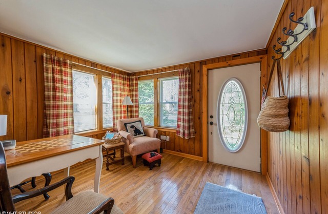 Adorable Beach Cabin just a short stroll from a Beautiful Private Beach! 30 Day Minimum