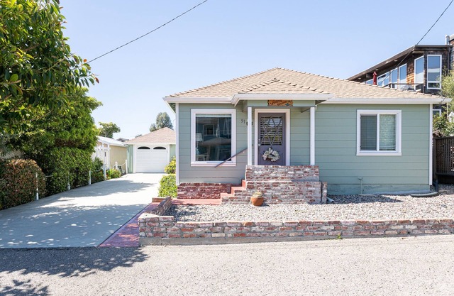 Adorable Beach Cottage only a block to the beach and a short walk to downtown