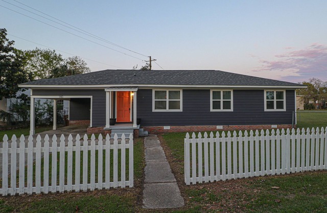 Adorable beach cottage within walking distance to the beach and more!