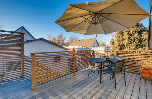 Adorable, central, cozy loft with deck!