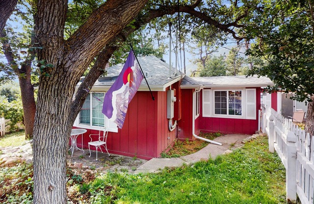 Adorable cottage w/large deck, fast WiFi, gourmet kitchen, & great location