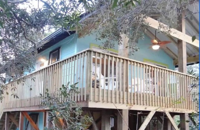 Adorable Cottage! Fun, colorful, gated/fenced, meticulously maintained! Privacy!