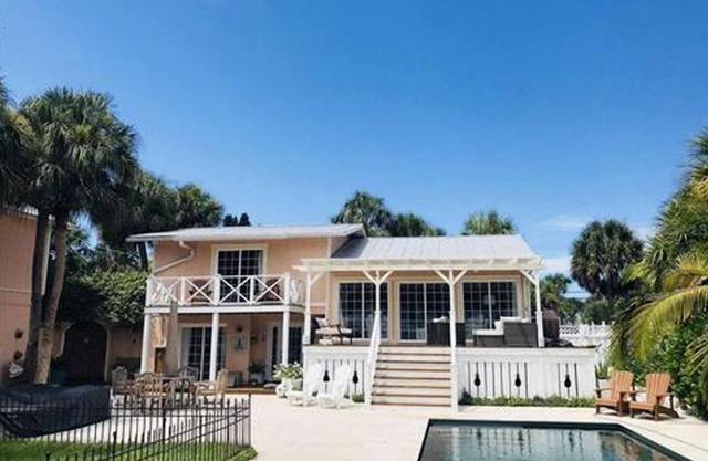 Adorable Cottage On Casey Key