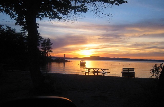 Adorable cottage on beautiful Sebago Lake on Frye Island Maine!