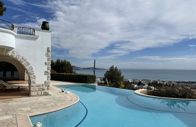 Adorable cottage with pool and Ocean view