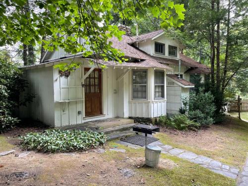 Adorable cottage within walking distance to downtown Gatlinburg!