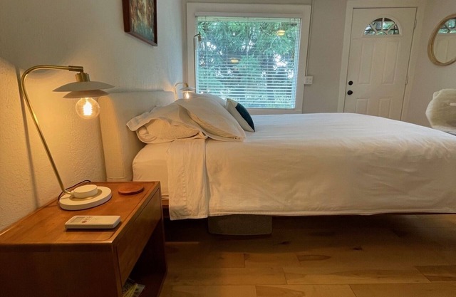 Adorable cozy country cottage for one or two next to organic vegetable garden!