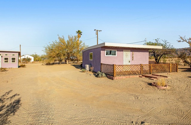 Adorable desert home with spectacular mountain view, full kitchen, games, & more