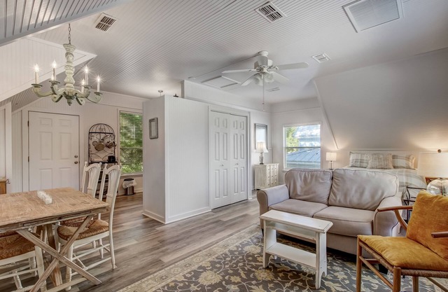Adorable Dog Friendly Garage Apartment in the Historic District of Old Town!
