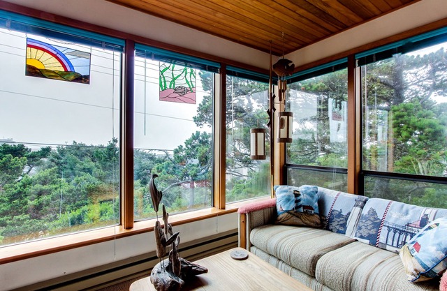 Adorable Dog-Friendly Home in Historic Deco District - Short Walk to Beach