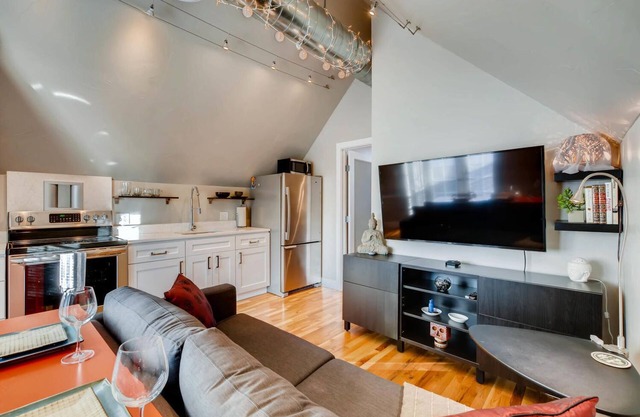 Adorable Loft - 1bed/1bath with sunny deck - (30-day min)