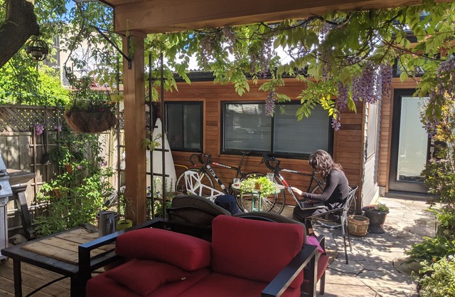 Adorable mini-house in heart of Trinity Bellwoods