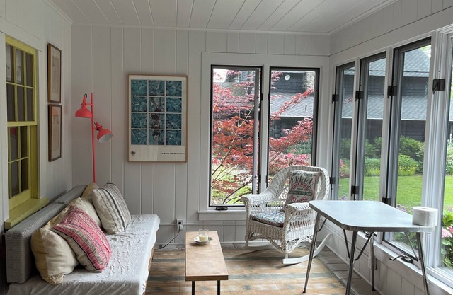 Adorable, newly renovated guest cottage on serene and beautiful Halls Bay.