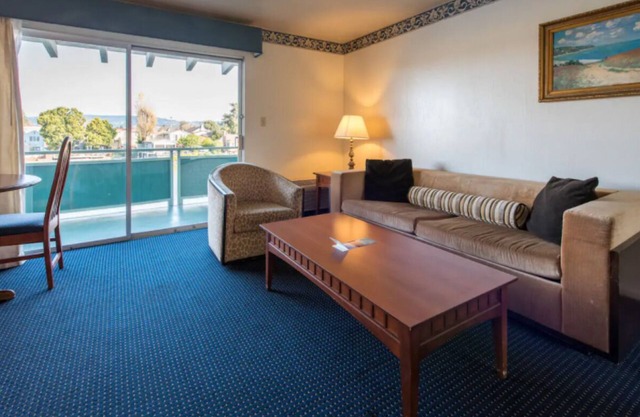 Adventure Awaits, Free Parking, Pool, Complimentary Breakfast!