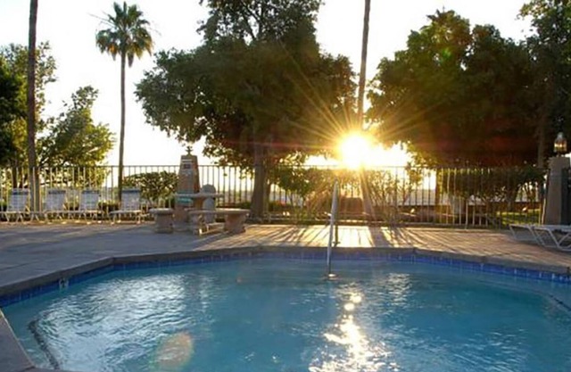Adventure Awaits! Modern and Comfy Units Near Attractions, Pool, Hot Tub