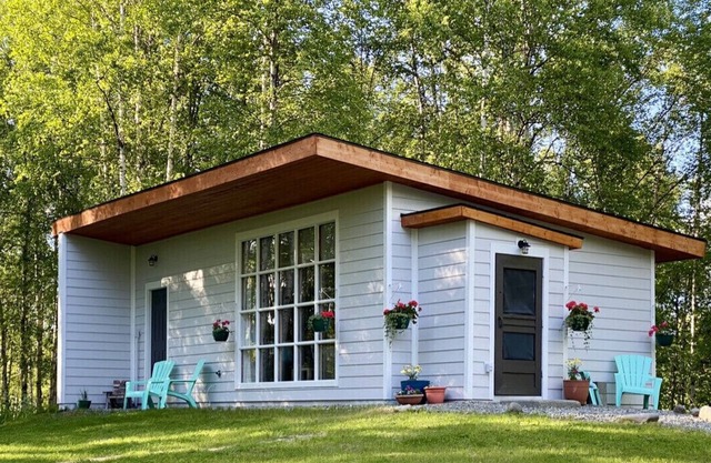 Adventure Cottage - Rustic and Cozy! Full Kitchen/Private Yard