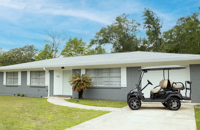 Adventure on Arbor - close to the beach & downtown - includes a golf cart!