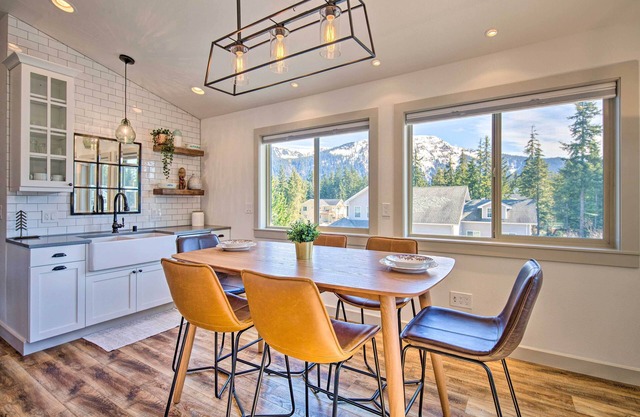 Adventure Retreat w/Mtn Views, 1 Mi to Lake!