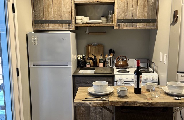 Adventure seekers, dog friendly Tiny house w/private access to Lion Mtn. Trail
