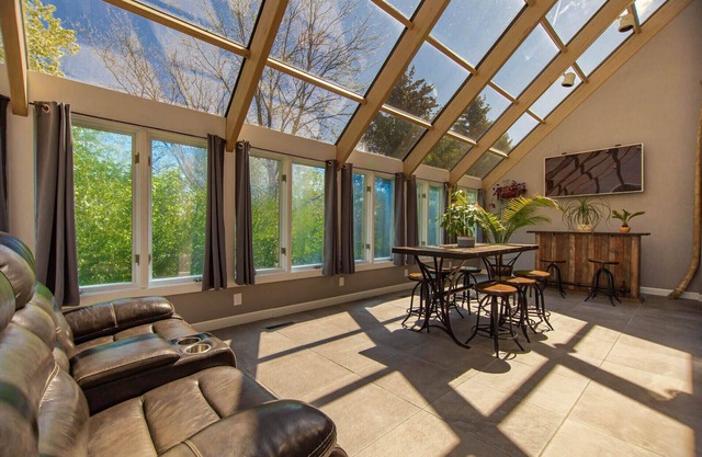 Affluent neighborhood, Solarium, Sleeps 12