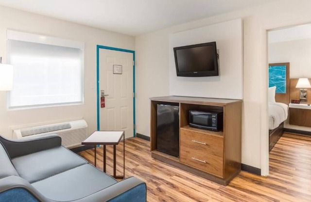 Affordability Meets Comfort! 2 Convenient Units, Free Parking and Breakfast