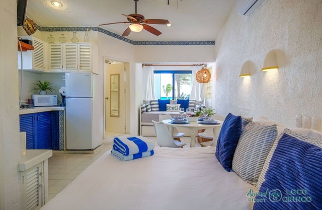 Affordable, bright studio with beach access, AC and WiFi!