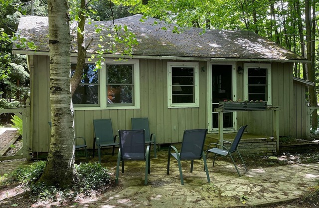 Affordable cottage on Big Glen Lake! Pets OK. 3 day min after Labor Day.